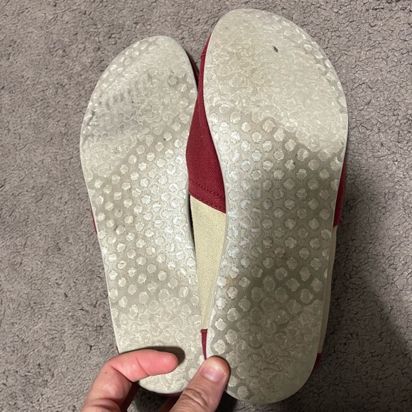 “Garnet & Gold” size 8.5 men’s TOMS - Picture 4 of 5